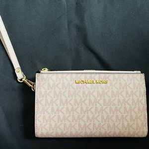 Brand New with Tags Michael Kors Jet Set Travel Wallet